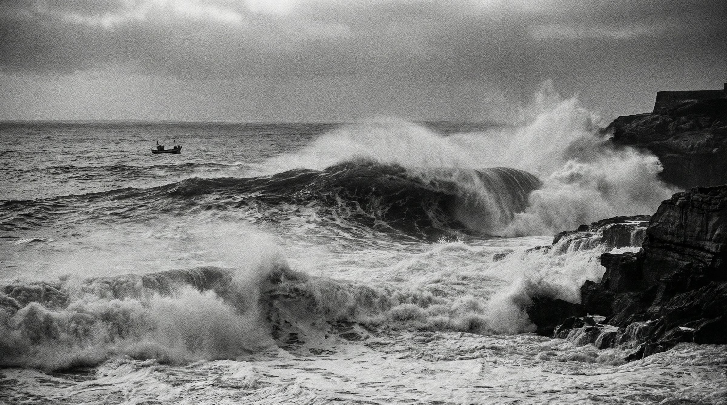 Wave breaking at Ericeira, black and white