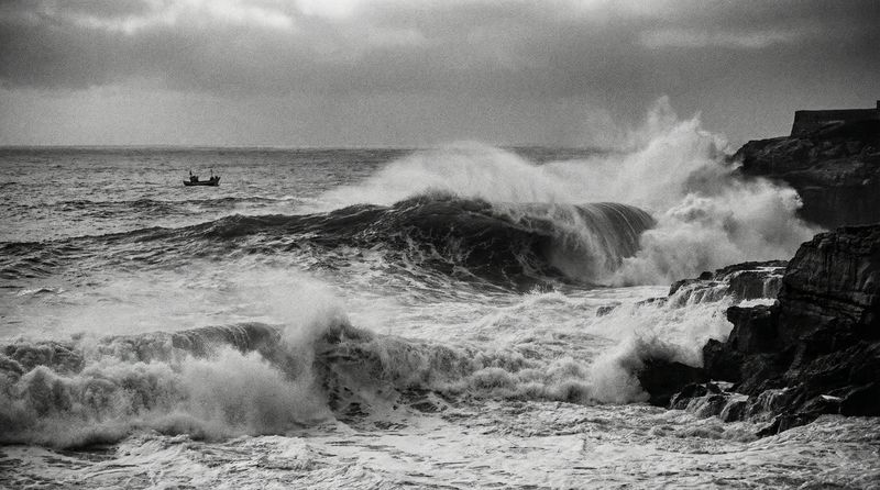 Wave breaking at Ericeira, black and white